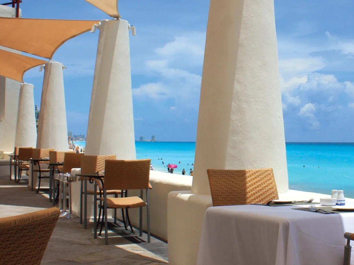 Open-air resort dining in Cancún